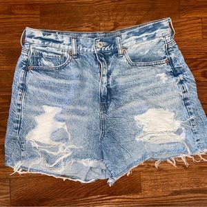 American Eagle Distressed Light Wash Denim Womens Mom Jean Short